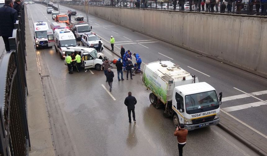 Yozgat’ta Çöp Toplama Aracına Çarpan Hafif Ticari Araç Sürücüsü Yaralandı