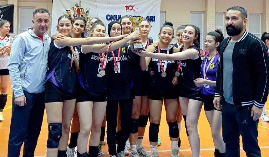 Kayseri Voleybol Ligi'nde şampiyon takımlar kupalarını aldı