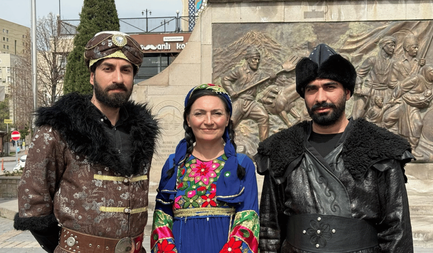 Kayseri'de 2. kez kutlandı: Cumhuriyet meydanında özel kostümlerle poz verdiler!