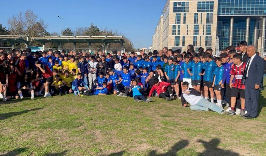 Kayseri’de Amatör Futbol'a destek sürüyor: 120 kulübe malzeme dağıtıldı!