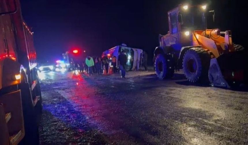 Feci kazada minibüs yan yattı: Ölü ve yaralılar var!