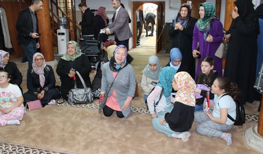 Kayseri'de engelli vatandaşlar orada buluştu! 27 yaşındaki İlayda'ya hediye