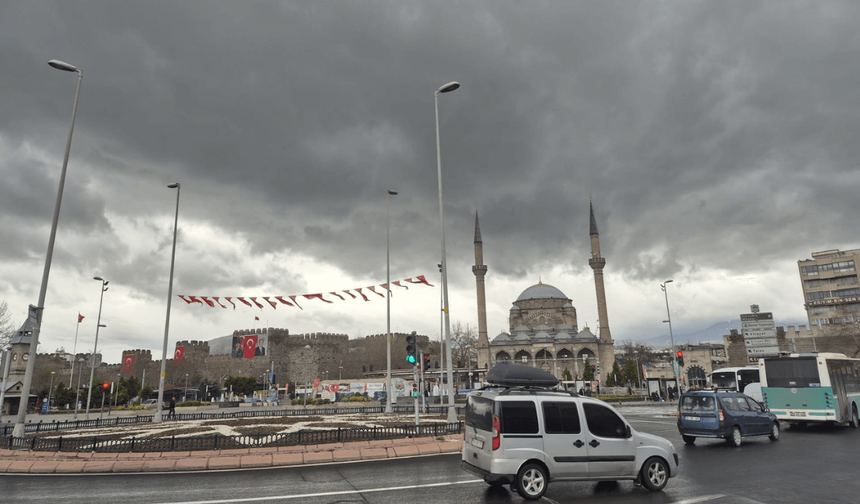 Kayseri’de şemsiye bile yetmeyecek! Çok kuvvetli geliyor