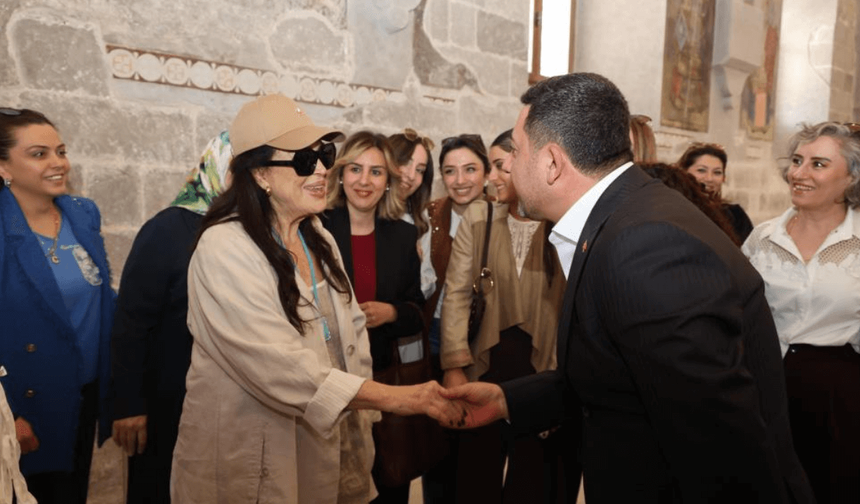 Yeşilçam efsanesi Türkan Şoray ve Rasim Arı’nın dikkat çeken buluşması!
