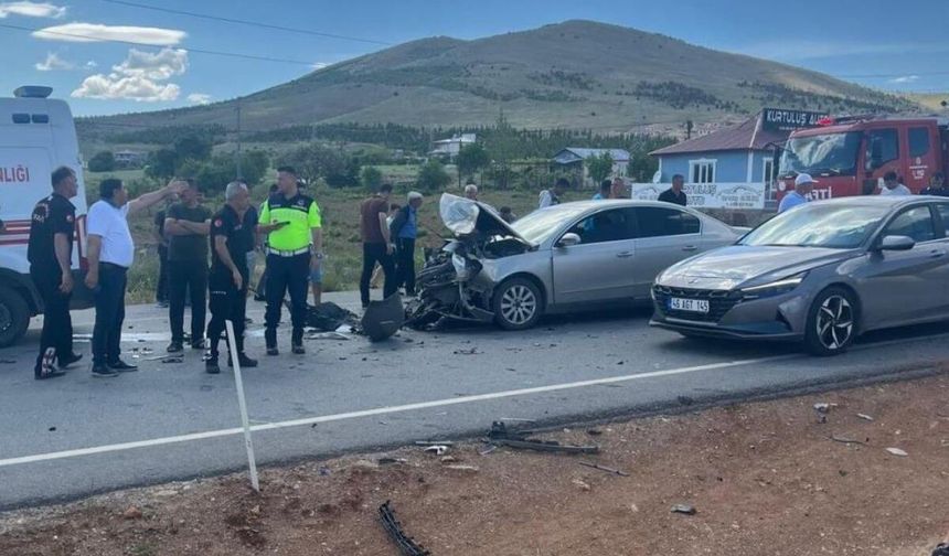 Otomobillerin birbirine girdiği kazada can pazarı: Çok sayıda yaralı