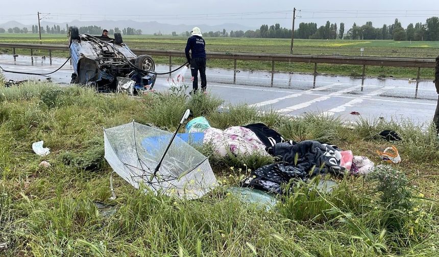 Kontrolden çıkan otomobil önce araca sonra tıra çarptı! Genç kadın kazada can verdi