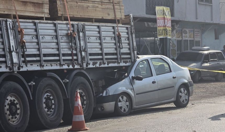 Kamyon ve otomobil çarpışmasında acı son: Ölü ve yaralılar var!