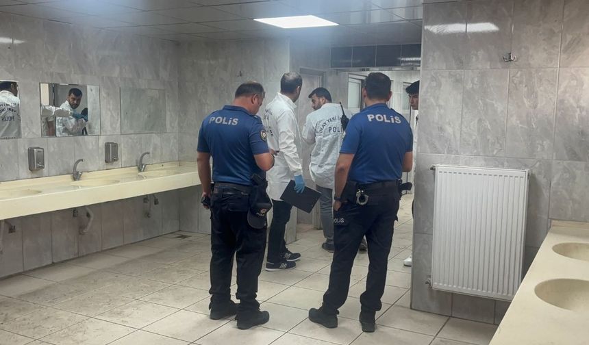 Camide esrarengiz olay! Baygın bulundu, hastanede hayatını kaybetti