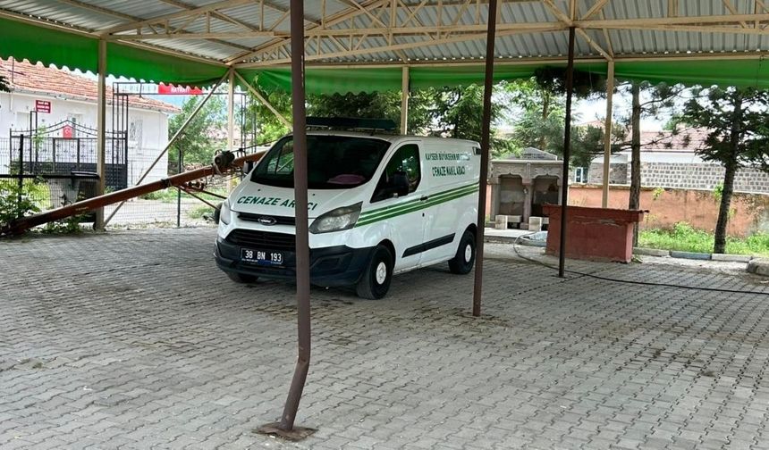 Tomarza’da kene kabusu sürüyor: Cenaze namazı sağlık ekiplerinin gözetiminde kılındı!