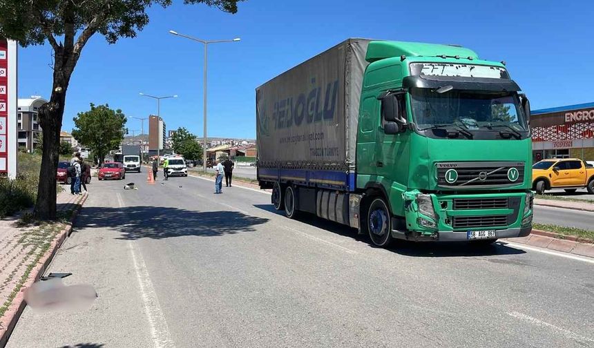 Karşıya geçerken tır çarptı! Metrelerce sürüklenen yaşlı adam feci şekilde can verdi