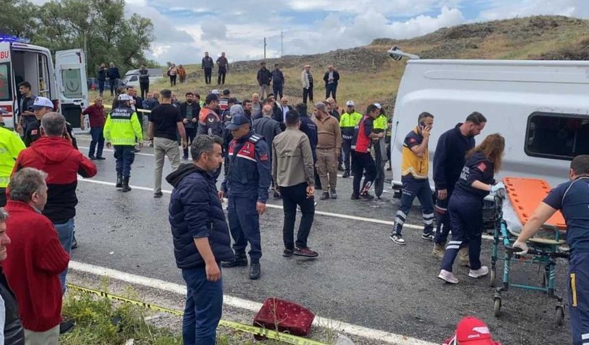 Midibüs devrildi ortalık savaş alanına döndü! 2 ölü, 27 yaralı