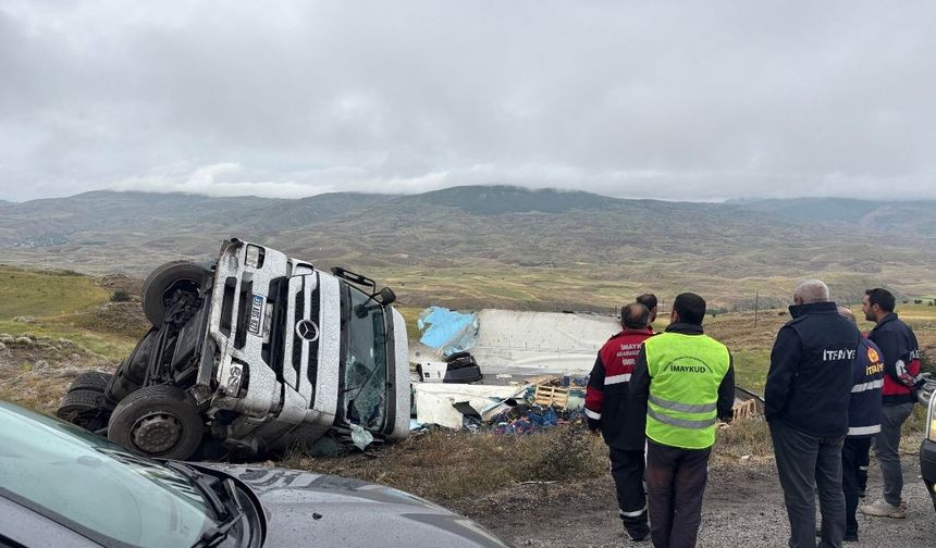 Meyve yüklü tır devrildi! Yaralı hastaneye kaldırıldı