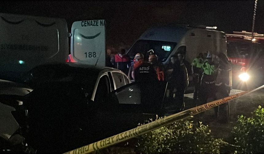 Ters yönde giden minibüs ile otomobil birbirine girdi! Ölü ve yaralılar var