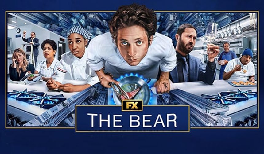 The Bear 4. Sezon
Komedi ve dramayı ustalıkla harmanlayan The Bear, 26 Haziran’da Disney+’ta dördüncü sezonuyla geri dönüyor. Chicago’da bir büfeyi lüks restorana dönüştürmeye çalışan şef Carmen Berzatto (Jeremy Allen White), Sydney ve Richie ile yeni zorluklarla yüzleşiyor. Restoranı ayakta tutma mücadelesi, iç çatışmalar ve mutfaktaki kaosla birleşiyor. Hayran kitlesini büyüleyen bu yapım, duygusal derinliği ve tempolu anlatımıyla yine öne çıkacak.