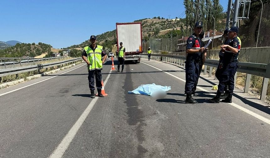 Yol kenarında yürürken tır çarptı! 70 yaşındaki kadından acı haber geldi