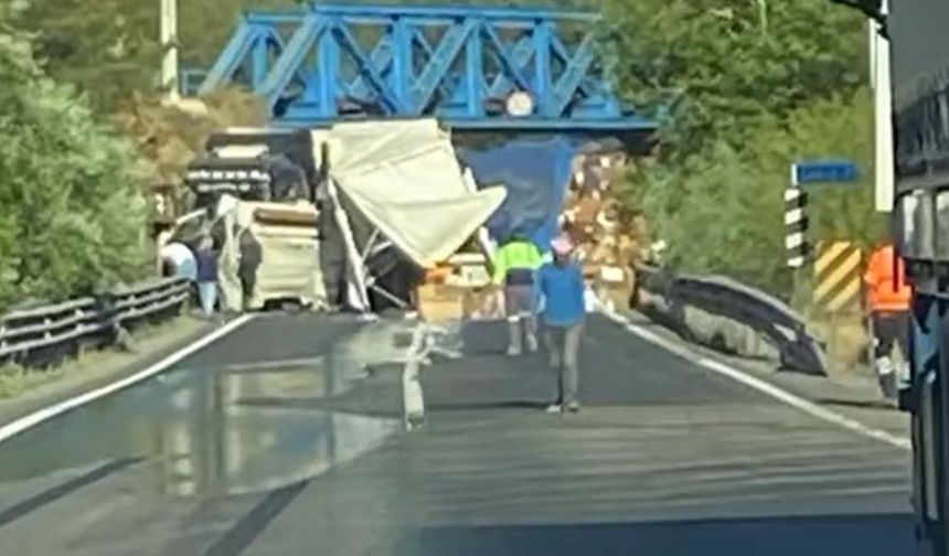 'Nasıl oldu?' dedirten feci kaza: 3 TIR birbirine girdi!