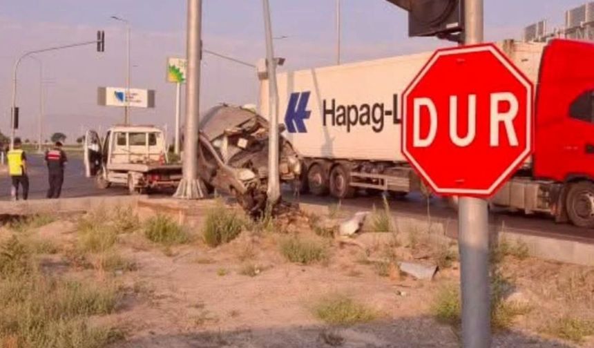 Kayseri'de korkunç kaza anları! Araç direğe saplandı