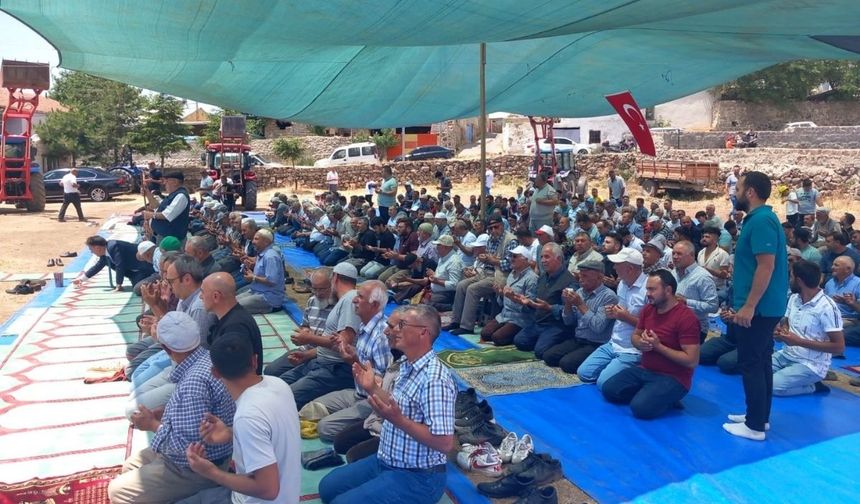 Develi'de yapılan yağmur duasına 2 bin kişi katıldı!
