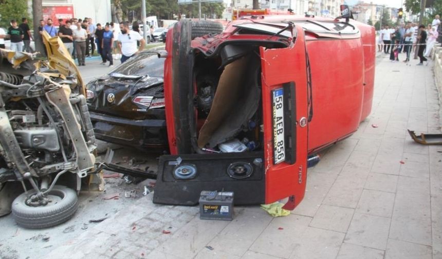 Ehliyetsiz sürücü faciası! 6 araçlı zincirleme kaza 3 yaralı!