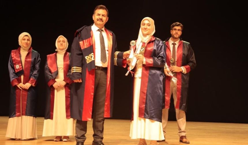Erciyes Üniversitesi İlahiyat Fakültesi'nden unutmaz mezuniyet heyecanı