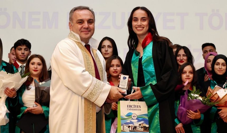 Erciyes Üniversitesi'nde mezuniyet coşkusu: 741 öğrenci kep attı!
