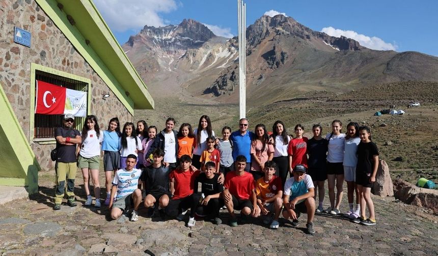 3 bin 917 metrede gurur yürüyüşü: Erciyes'in zirvesinde Türk bayrağını dalgalandırdılar!