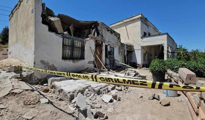 Kayseri'de ev bir anda çöktü: Yaşlı adam enkaz altında kaldı!