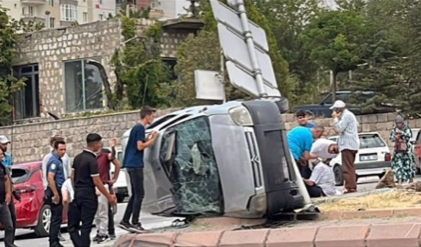 Hacılar HES Kavşağı'nda feci kaza: Araç yan yattı!
