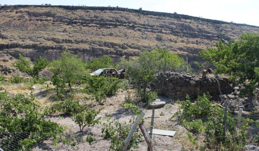 Kayseri’de faciadan dönüldü! Otomobil uçuruma metre kala durdu!