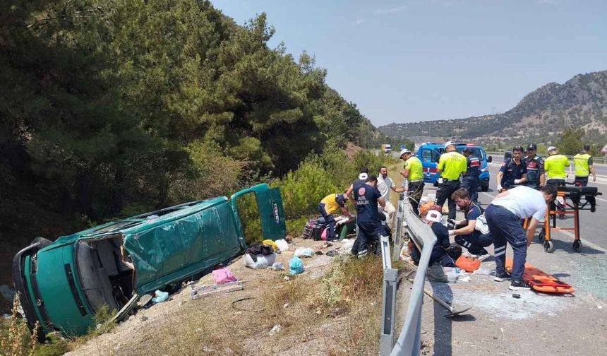 Kontrolden çıkan minibüs takla attı! Çok sayıda yaralı var