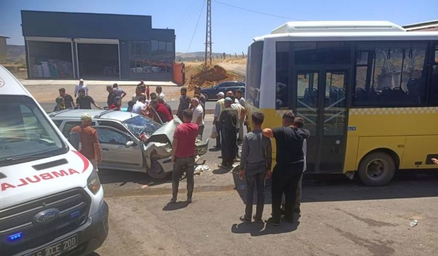 Otomobil ile halk otobüsü birbirine girdi: Yaralılar var