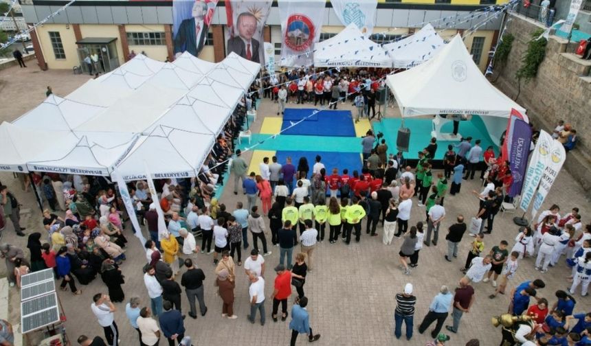 Kayseri'nin yeni okulu görkemli törenle kapılarını açtı!