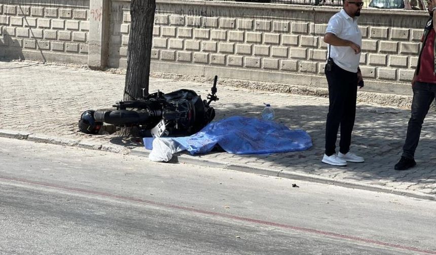 Motosiklet bisikletliye çarpıp ağaca savruldu! 2 ölü