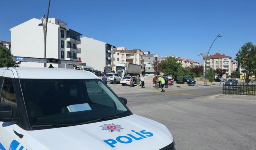 Aynı kavşakta yine kaza: Yaya otomobilin altında kaldı!