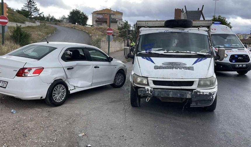 Otomobil ile kamyonet çarpıştı! Yaralılar var