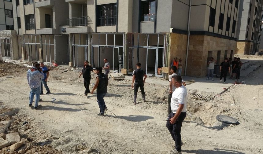 Şantiyede 50 kişi arasında taşlı sopalı kavga! Ortalık savaş alanına döndü