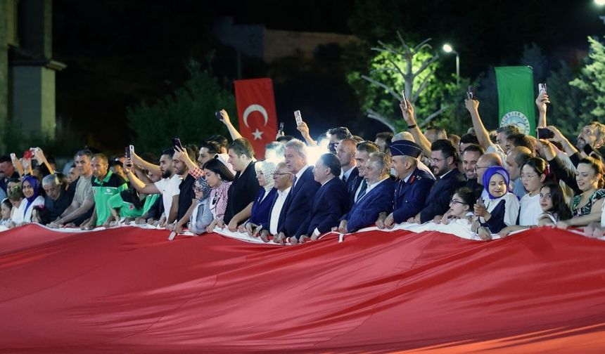 Talas'ta tarihi an: Türkiye'nin en büyük Türk bayrağı açıldı!