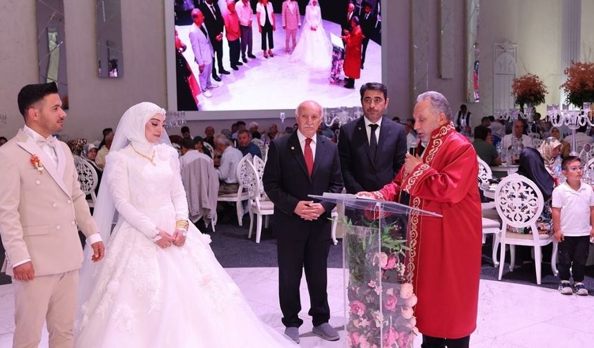 Başkan cübbeyi giydi: Kayserili eski vekil ile birlikte, bakın nerede boy gösterdiler?