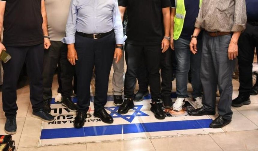 Kayserili başkandan dikkat çeken kare! İsrail bayrağına basarak fotoğraf çekindi