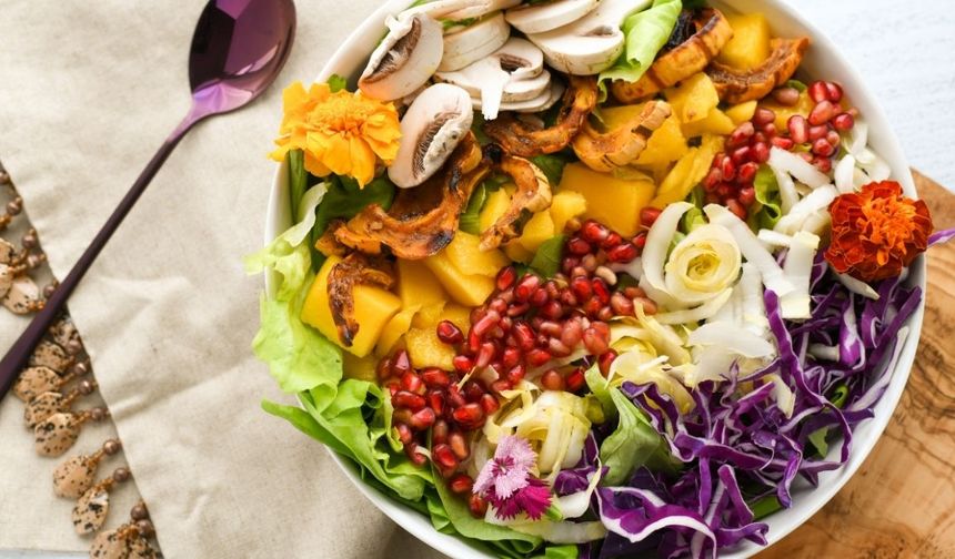 Yaz akşamları için hafif salata tarifleri: Karnınız doysun, ruhunuz serinlesin!