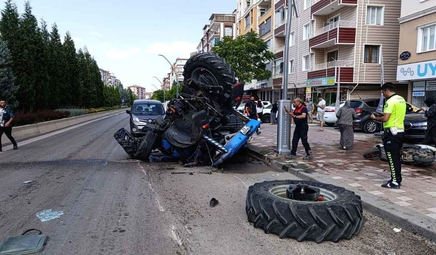 Zincirleme kazada traktör devrildi! 1 Ölü, 2 yaralı