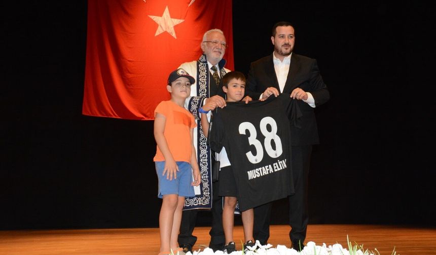 Erciyes 38 FK Başkanı Dirgenali'den Elitaş'a anlamlı hediye