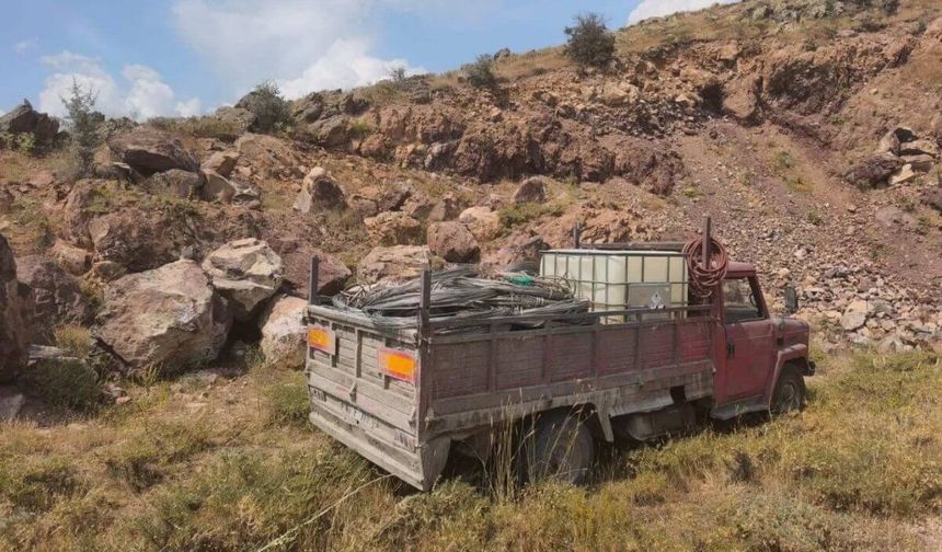 Kayseri'de çalıntı elektrik tellerini kayalara sakladılar! Jandarma anında yakaladı