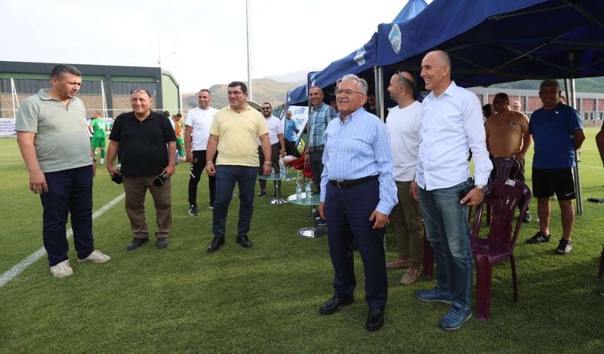 Zirvede futbol heyecanı! Büyükkılıç, Kayserispor-Alanyaspor maçını izledi