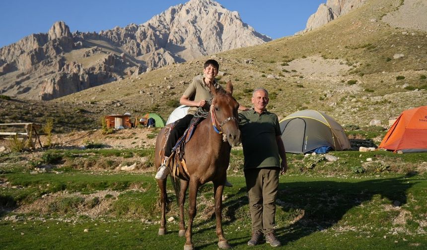 Aladağlar’ın şerpaları: Katırlarla zirve yolculuğu