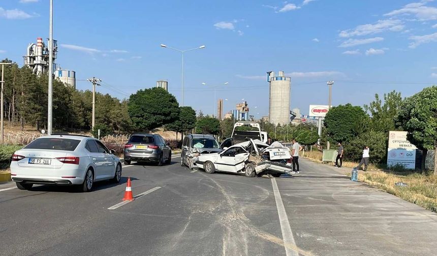 Aynı istikamette giden iki araç çarpıştı! Otomobil hurdaya döndü
