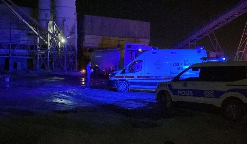 Ekmek teknesinde can pazarı: Çimento kamyonunun kapağı şoförün hayatını aldı