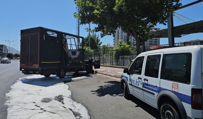 Kayseri’de park halindeki araç alev alev yandı!