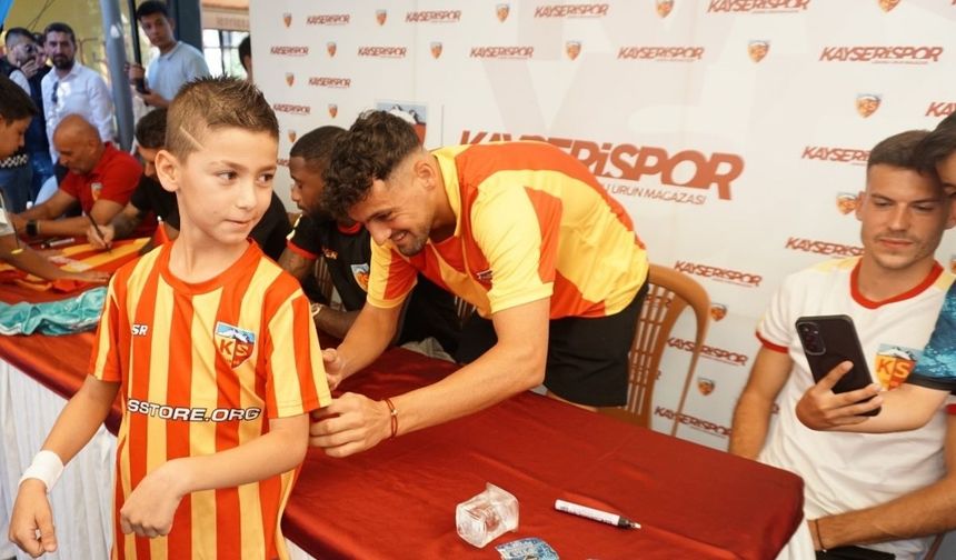Kayserisporlu yıldız futbolcular taraftarla buluştu