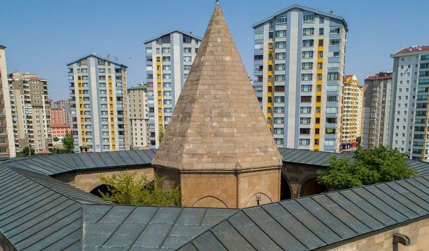 Evliya çelebi'nin'de ziyaret etiiği Köşk Medrese